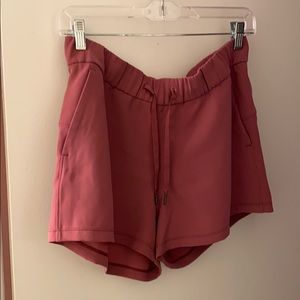 lulu On The Fly Short 2.5” woven